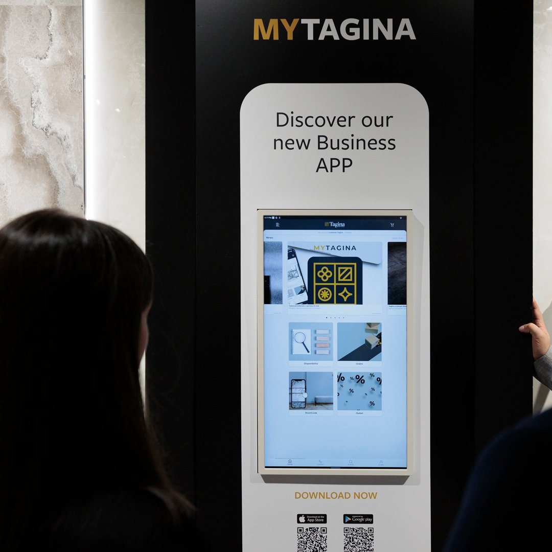 Person, die die MyTagina-App betrachtet 