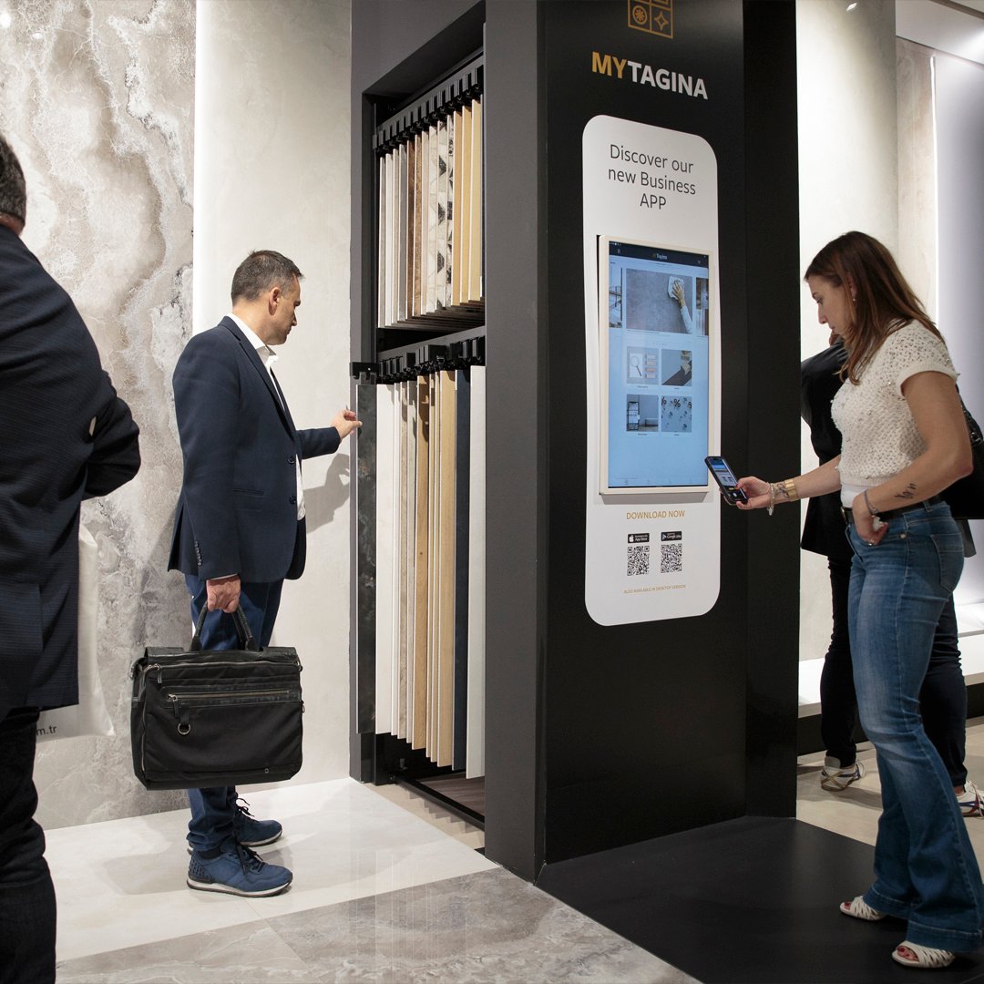 Person, die den QR-Code der MyTagina-App auf der Messe scannt 