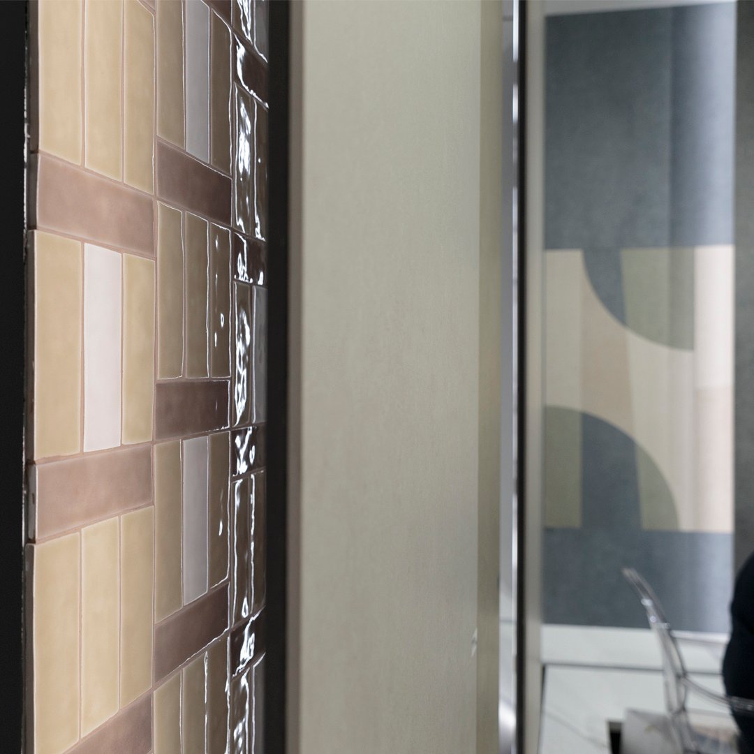 Detail der Verlegung von Tagina-Leisten in Ziegelrot, Beige und Weiß 