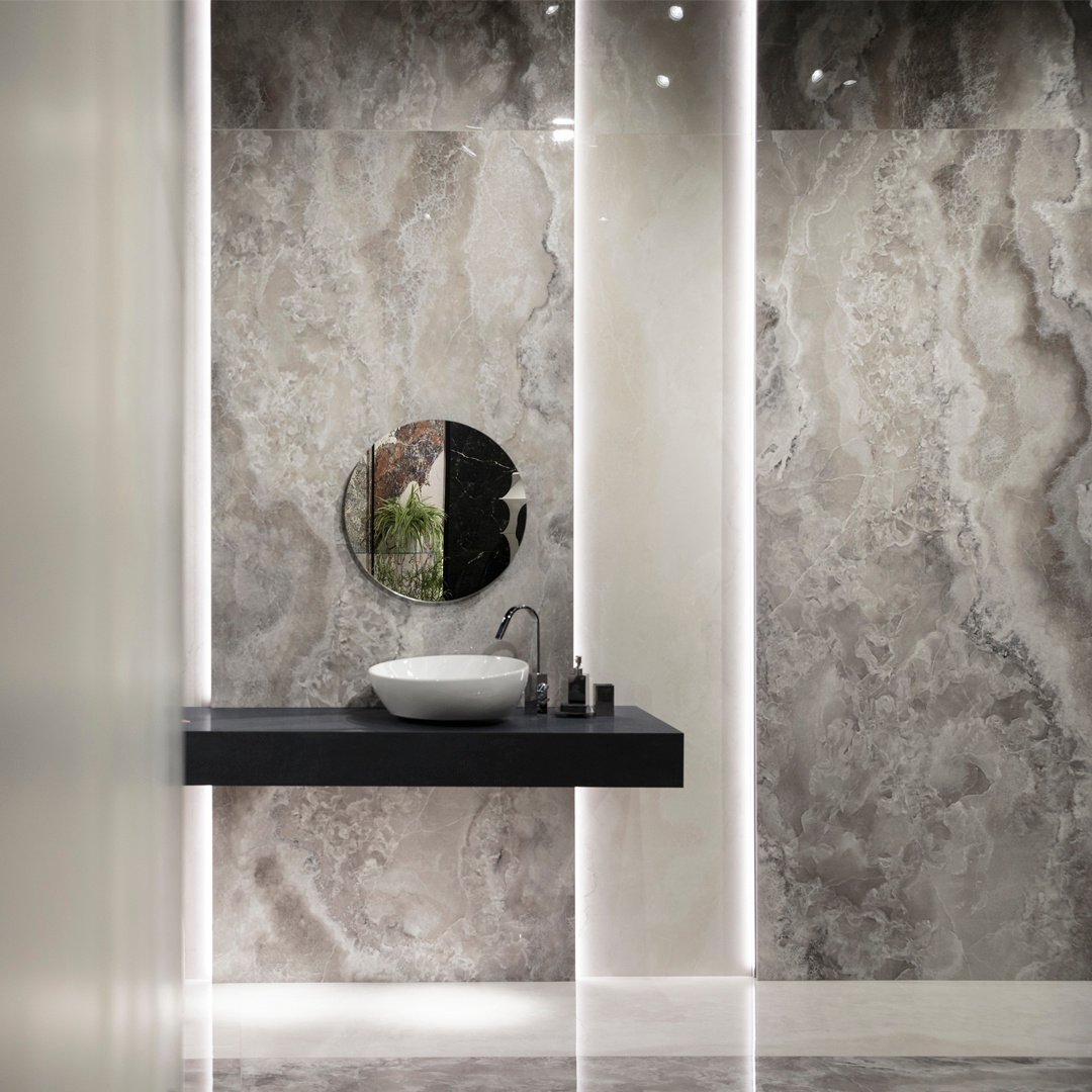 Badezimmer mit Diamant-Onyx-Effekt-Platten mit Seitenbeleuchtung 