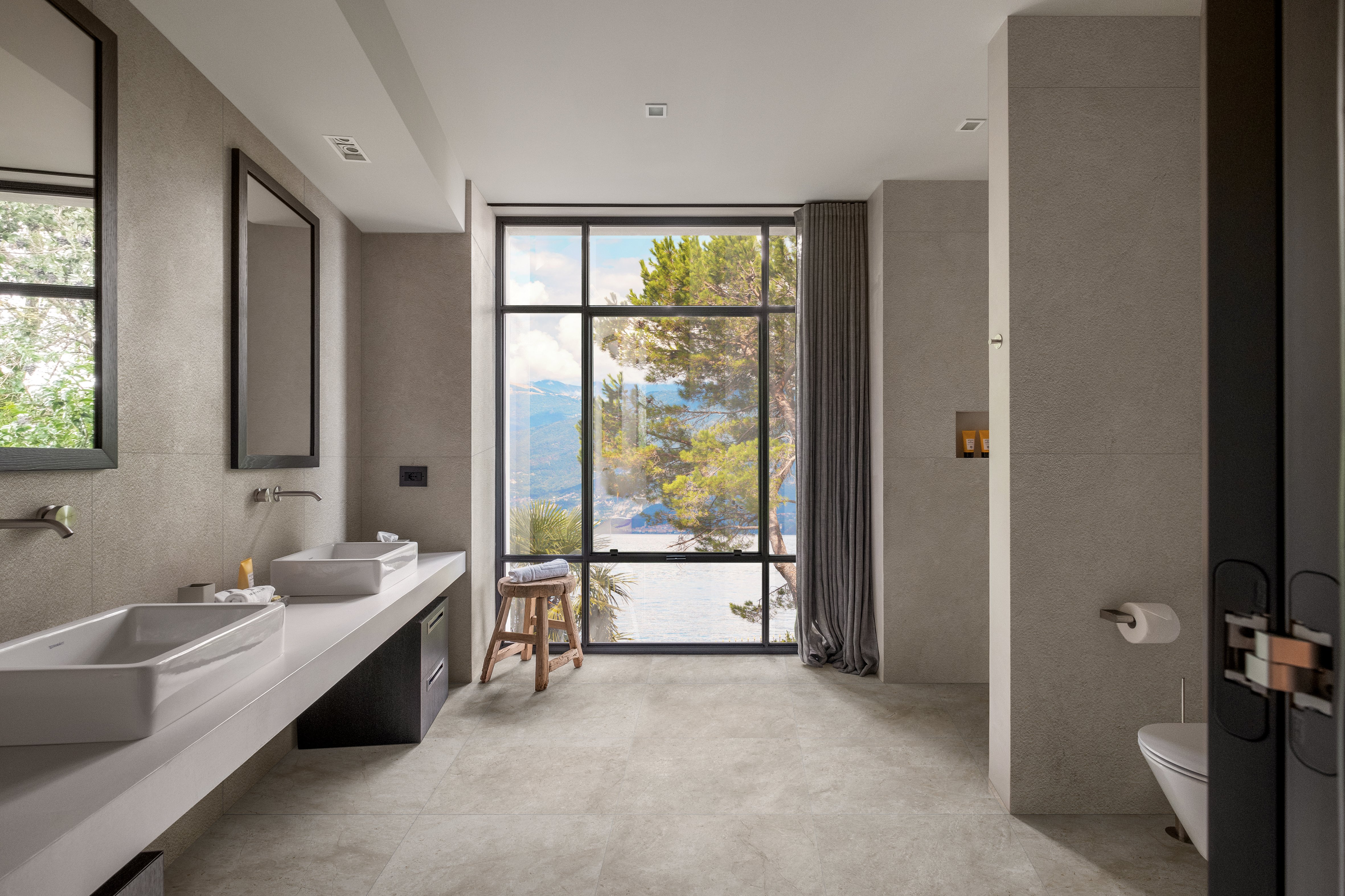 Tagina-Pietra_DOrvieto_ambientazione_Sabbia 60x60V-60x120B-bagno-1